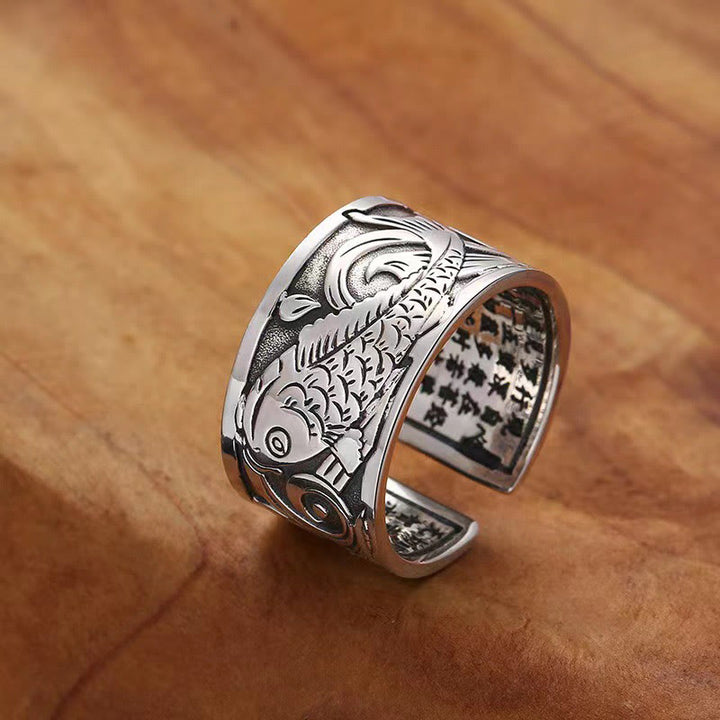Anillo de la suerte y la riqueza con diseño tallado de Koi Fish del Sutra del Corazón de Buddha Stones