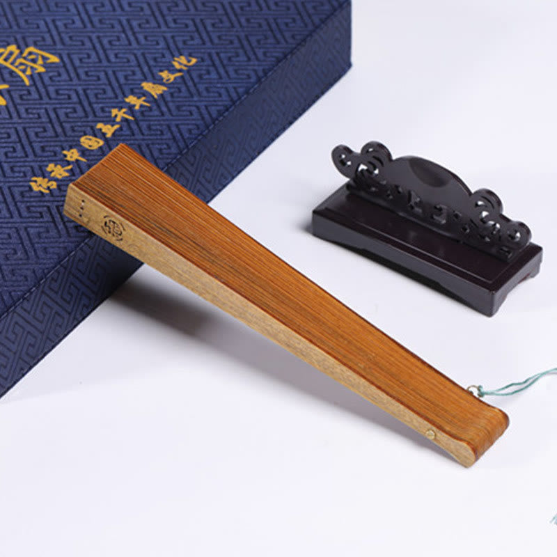 Abanico plegable de mano de madera de sándalo verde con diseño grabado de Buddha Stones auspiciosas, grulla, pavo real, Chang'e y luna