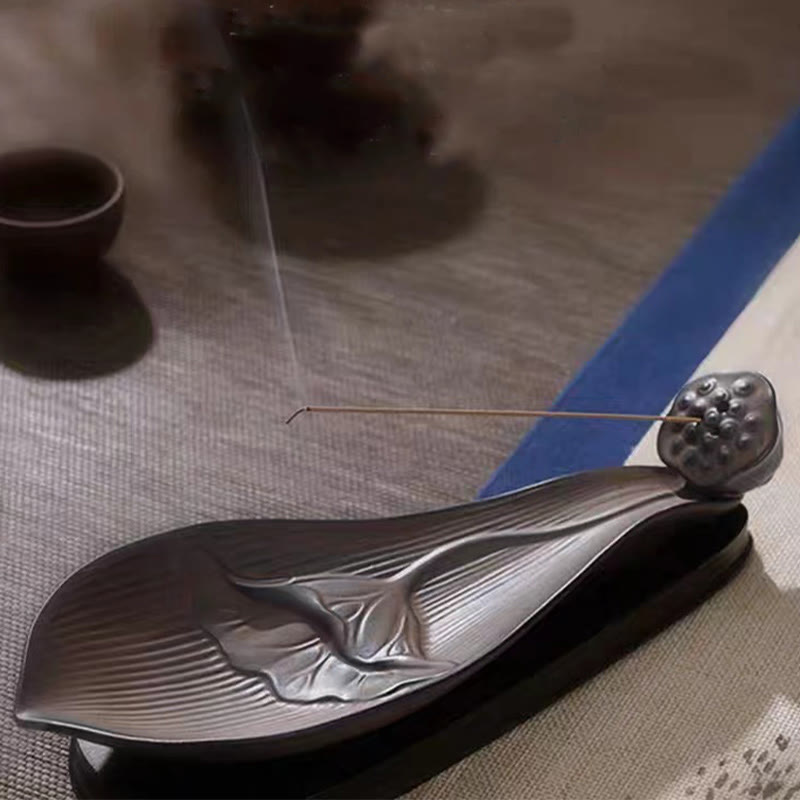 Quemador de incienso de cerámica marrón con forma de vaina de loto y Buddha Stones para curación zen