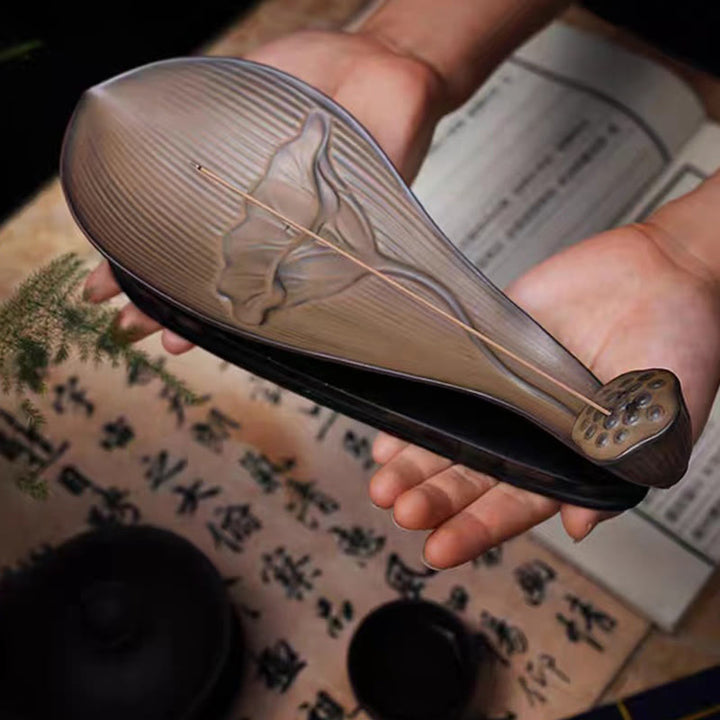 Quemador de incienso de cerámica marrón con forma de vaina de loto y Buddha Stones para curación zen