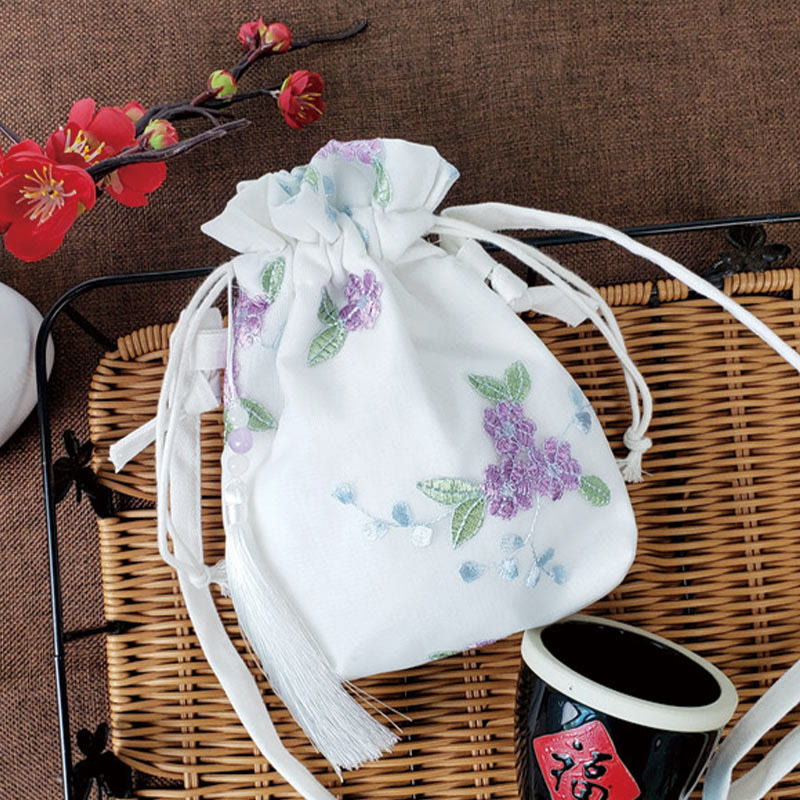 Bolso bandolera de lona con Buddha Stones , flores bordadas y flores de cerezo enredaderas.