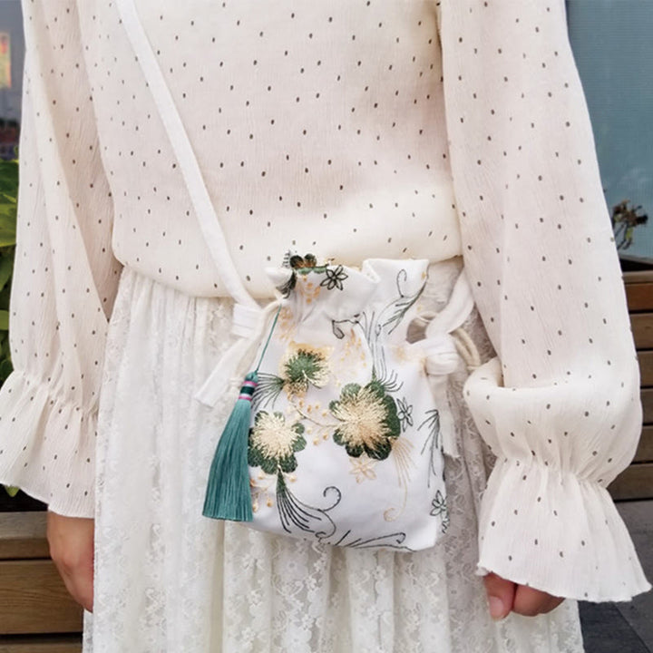 Bolso bandolera de lona con Buddha Stones , flores bordadas y flores de cerezo enredaderas.