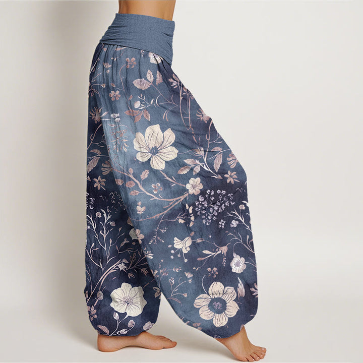 Pantalones harén para mujer con cintura elástica y diseño de flores blancas y vides sinuosas. - image 10