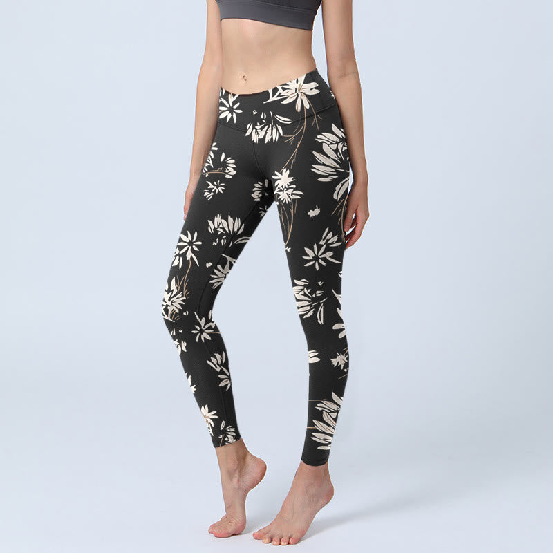 Leggings de yoga para mujer con estampado de pétalos blancos y negros de Buddha Stones - Negro - US18,UK/AU22,EU50 (4XL) - image 1