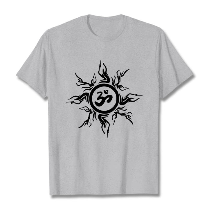 Camiseta de algodón con diseño de rayos de sol y Buddha Stones alrededor del símbolo Om - Gris claro - 2XL - image 20