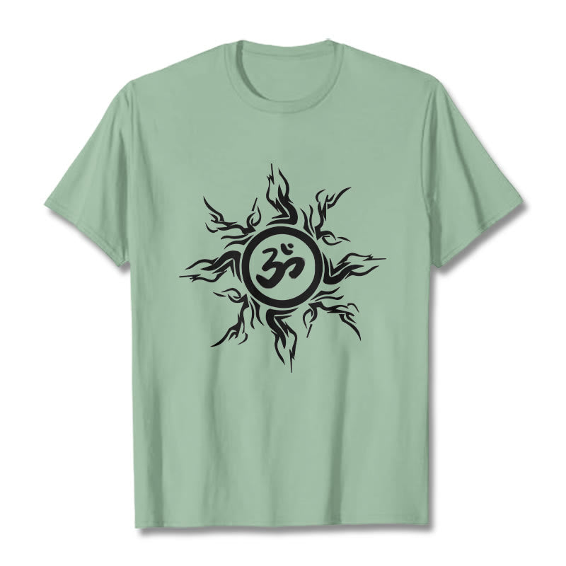 Camiseta de algodón con diseño de rayos de sol y Buddha Stones alrededor del símbolo Om - Verde pálido - 2XL - image 15