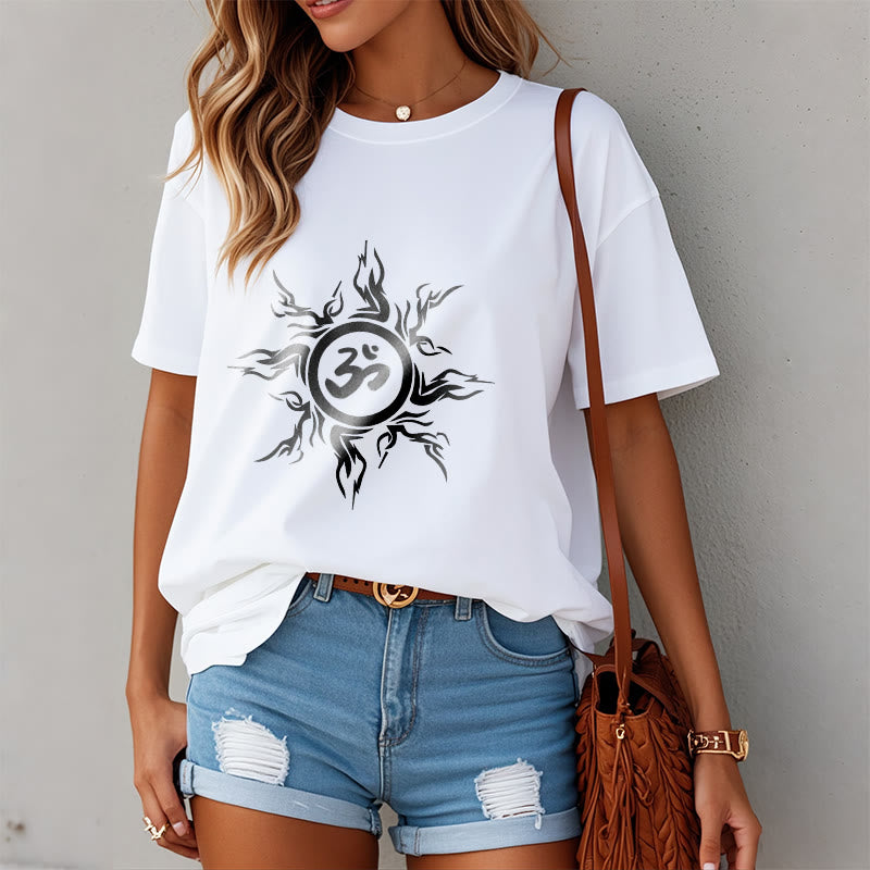 Camiseta de algodón con diseño de rayos de sol y Buddha Stones alrededor del símbolo Om - image 2