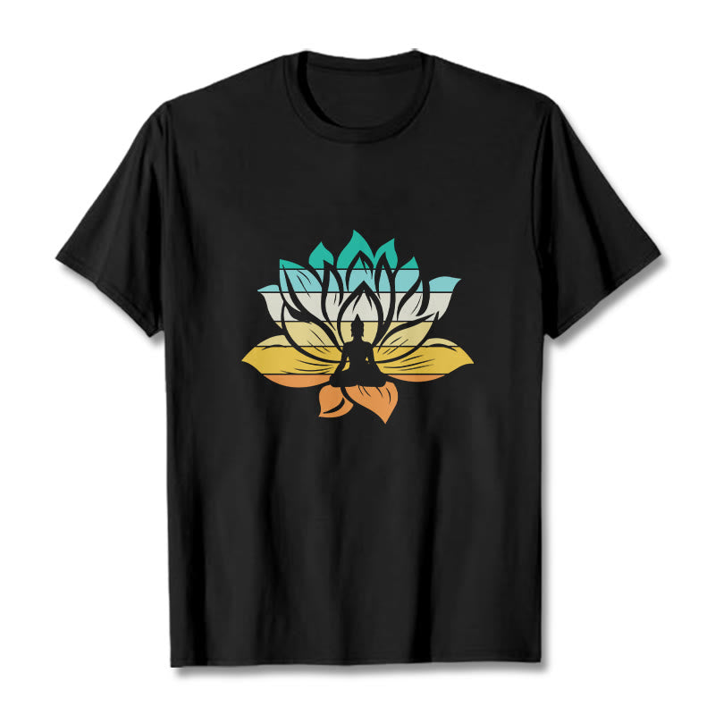 Camiseta de algodón con diseño de Buda meditando y flor de loto en degradado de Buddha Stones - Negro - 2XL - image 1