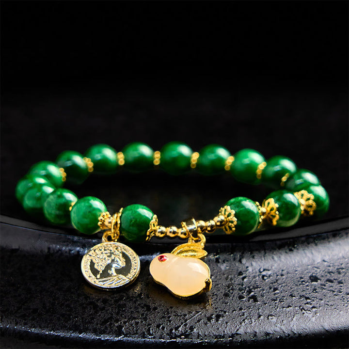 Pulsera con encanto de conejo y calcita verde de Buddha Stones