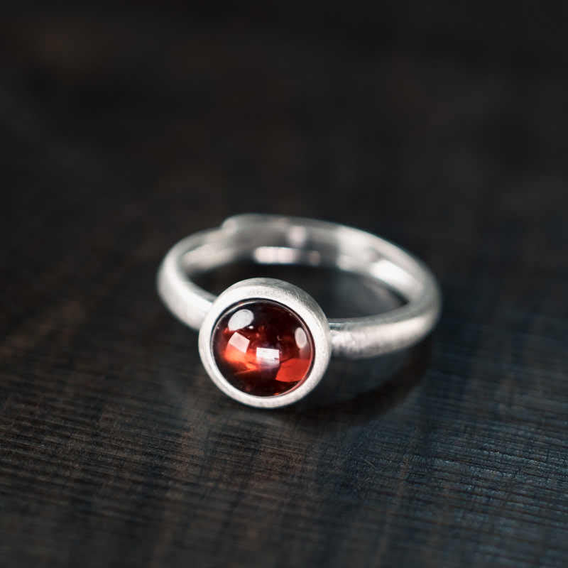Anillo de protección ajustable con granate natural de plata de ley 925 de Buddha Stones