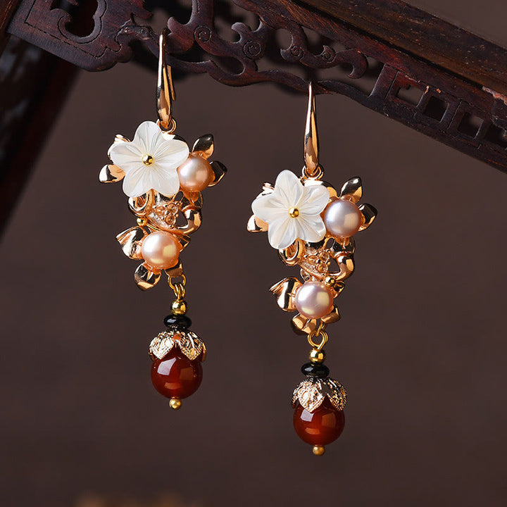 Pendientes colgantes con cuentas de aventurina verde, perla y flor de piedra Tridacna chapada en oro de 14 quilates con Buddha Stones