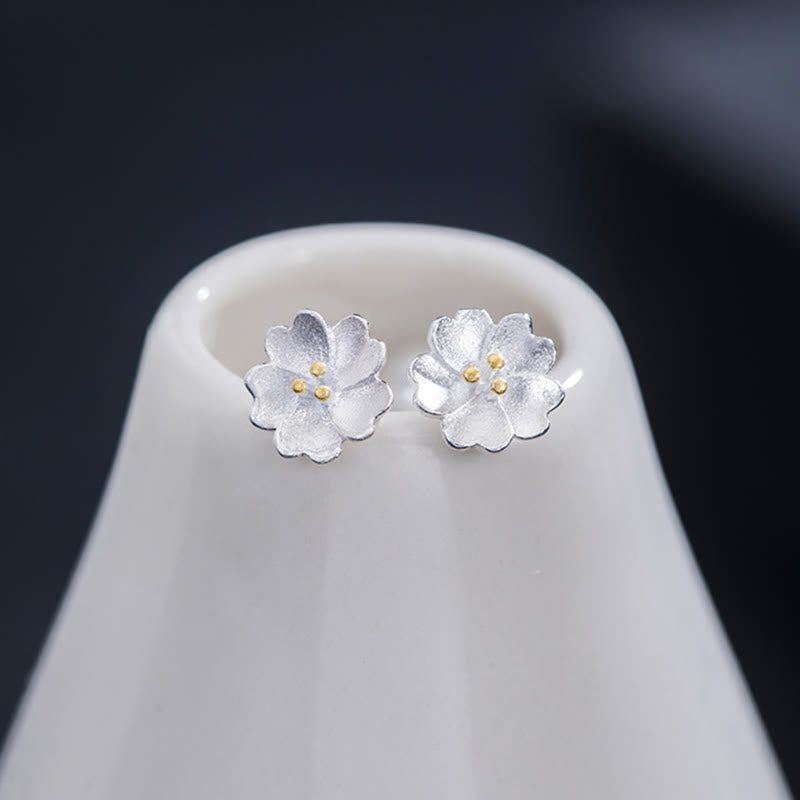 Pendientes de tuerca con diseño floral de flores de cerezo en plata de ley 925 de Buddha Stones