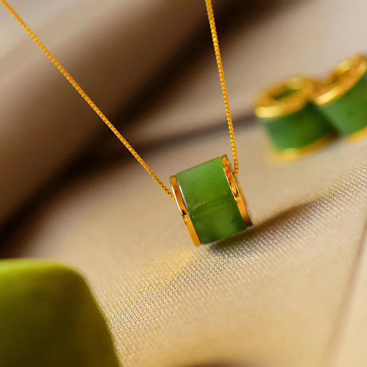 Colgante de collar de suerte de jade cian redondo con Buddha Stones