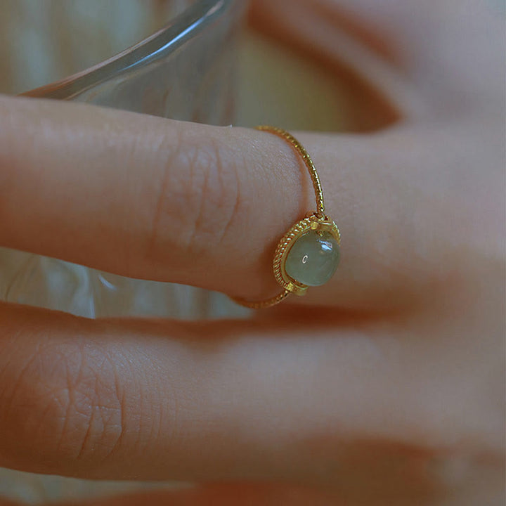 Anillo ajustable de prosperidad de la suerte de jade redondo chapado en oro de 14 quilates con Buddha Stones