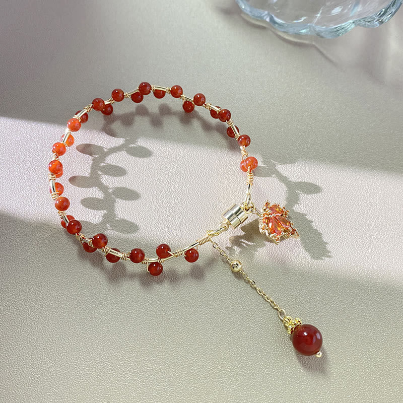 Pulsera con amuleto de la suerte de hoja de arce roja con Buddha Stones