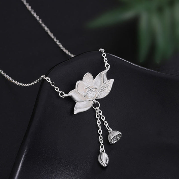 Colgante de collar de iluminación tallada con vaina de flor de loto de plata de ley 999 con Buddha Stones