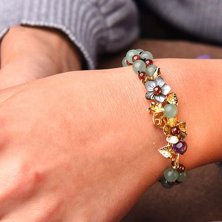 Pulsera de la suerte con pétalos de flores y cuentas de granate y aventurina verde con Buddha Stones