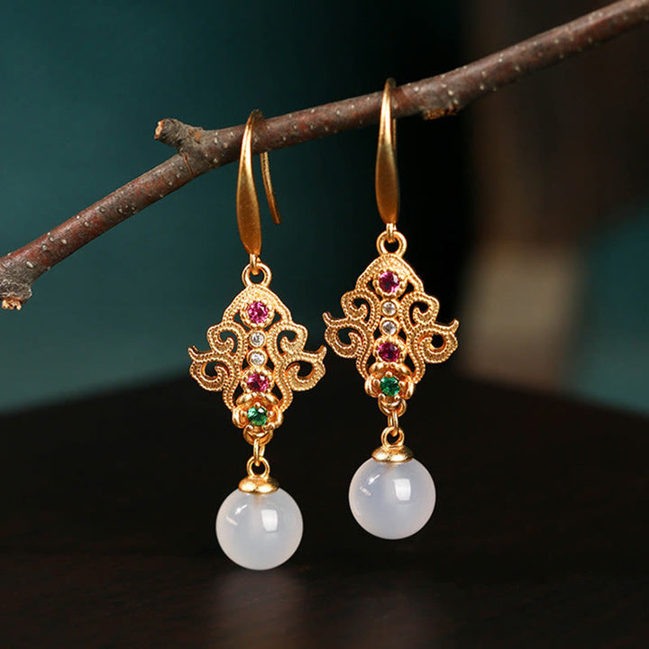 Pendientes colgantes positivos de calcedonia redonda chapados en oro de 24 quilates con Buddha Stones