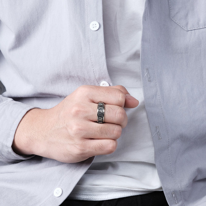 Anillo giratorio de acero titanio con letras en equilibrio y calma