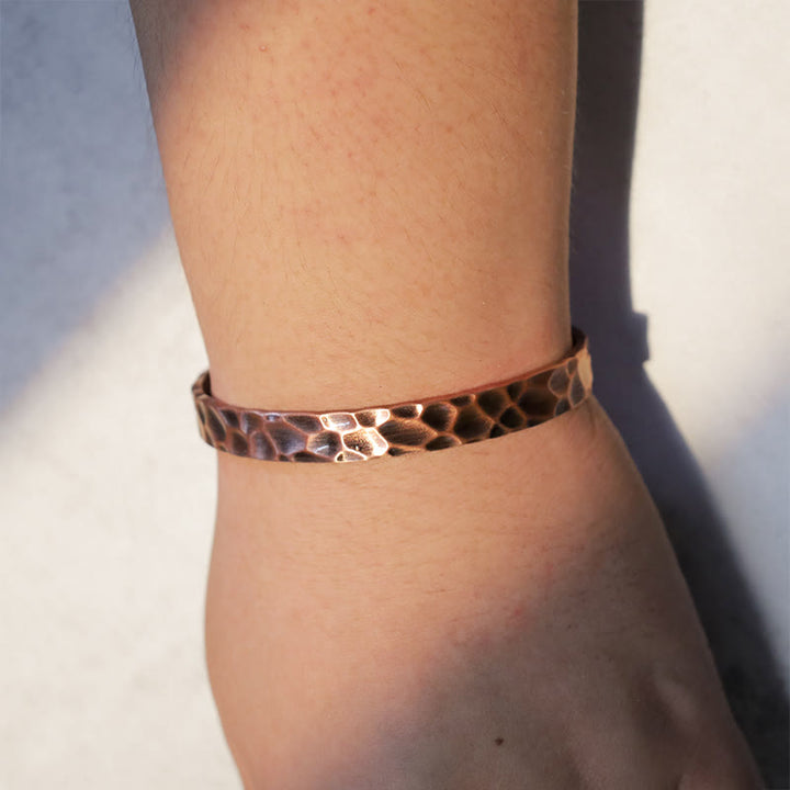 Brazalete magnético ajustable con equilibrio de cobre rústico