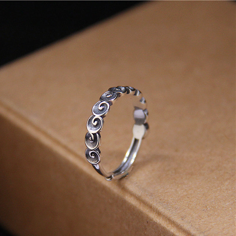 Anillo grabado con nubes propicias de plata de ley 925 con Buddha Stones