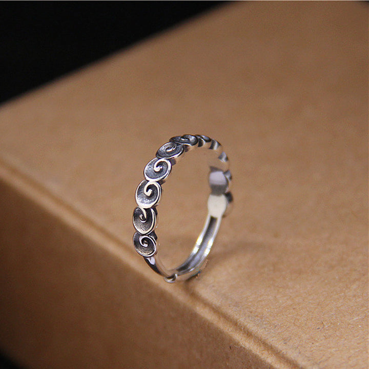 Anillo grabado con nubes propicias de plata de ley 925 con Buddha Stones