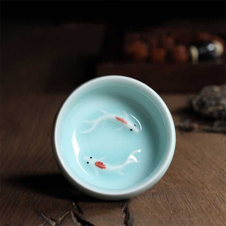 Taza de té de cerámica con forma de pez koi de colores y Buddha Stones