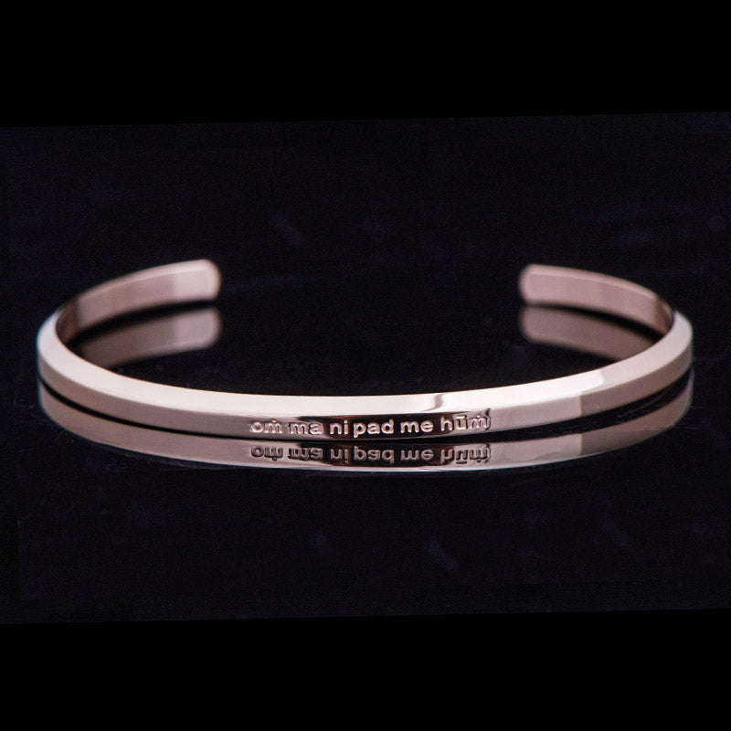 Pulsera de protección de bendición de acero titanio con grabado de seis palabras verdaderas de Buddha Stones