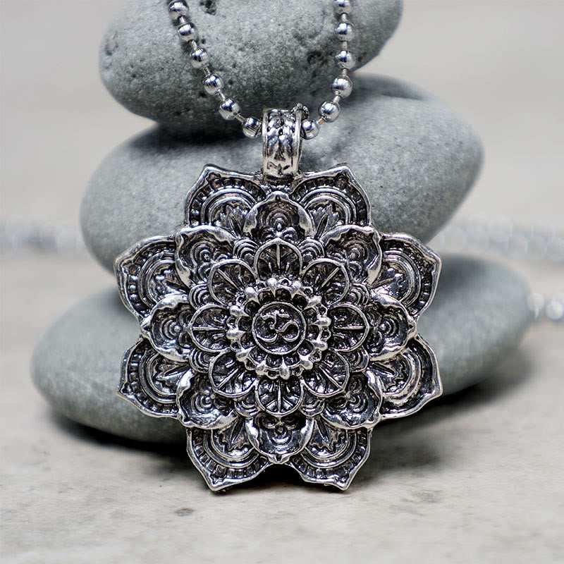Colgante de collar con bendición de loto tibetano con Buddha Stones