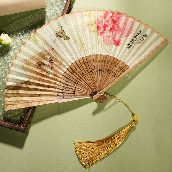 Abanico plegable de bambú de seda de mano con diseño de flores de mariposa y gato bonito de Buddha Stones 21cm