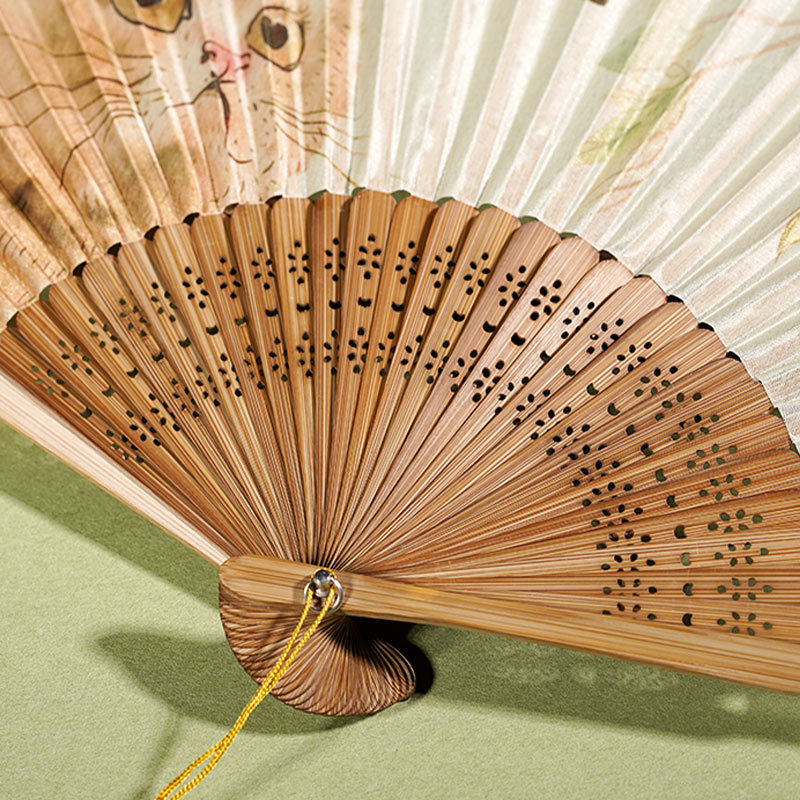 Abanico plegable de bambú de seda de mano con diseño de flores de mariposa y gato bonito de Buddha Stones 21cm