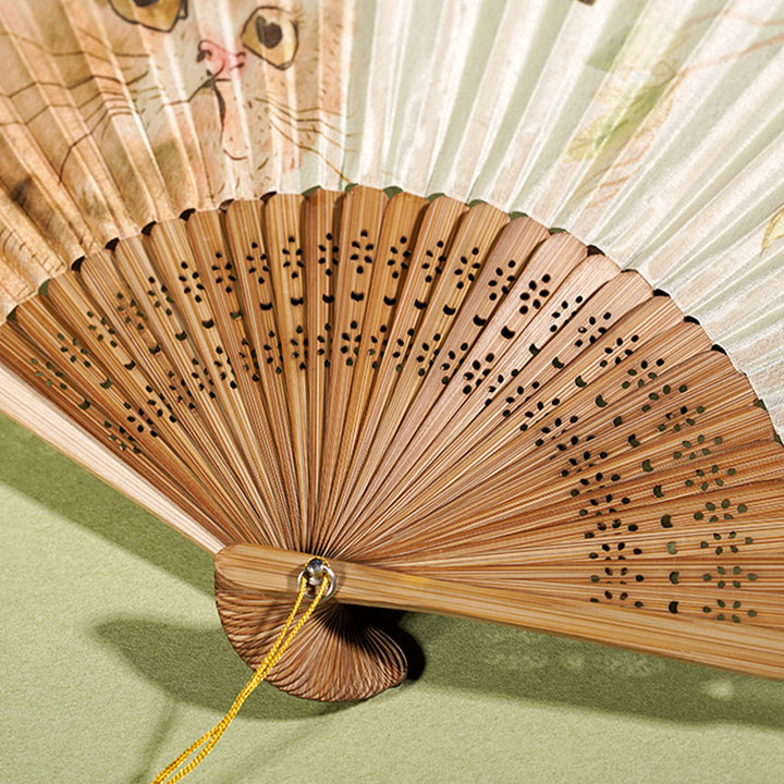 Abanico plegable de bambú de seda de mano con diseño de flores de mariposa y gato bonito de Buddha Stones 21cm