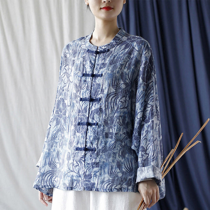 Camisa de lino con ramio y manga larga con diseño retro de flores blancas y azules y botones de rana de Buddha Stones - image 15