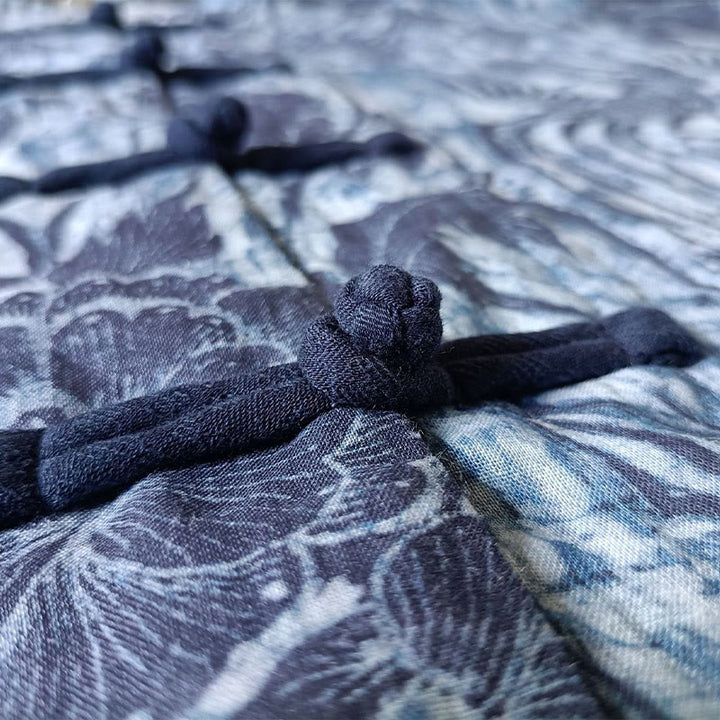 Camisa de lino con ramio y manga larga con diseño retro de flores blancas y azules y botones de rana de Buddha Stones - image 9