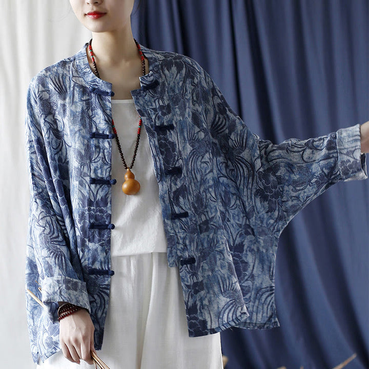 Camisa de lino con ramio y manga larga con diseño retro de flores blancas y azules y botones de rana de Buddha Stones - image 17