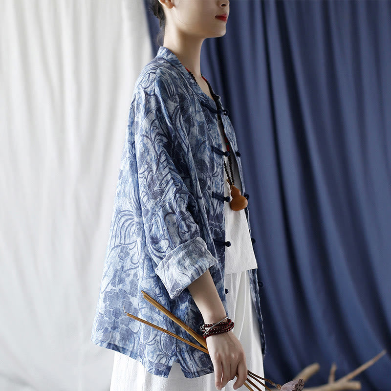 Camisa de lino con ramio y manga larga con diseño retro de flores blancas y azules y botones de rana de Buddha Stones - image 2