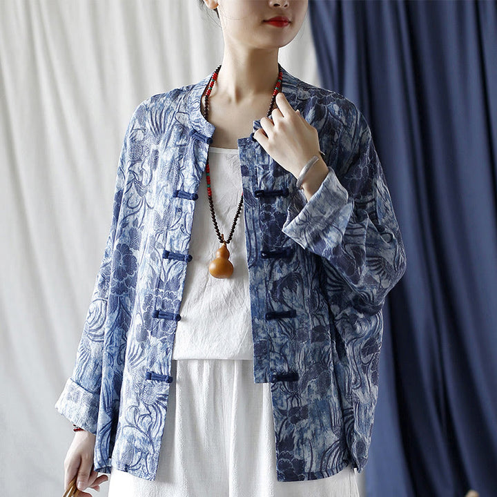 Camisa de lino con ramio y manga larga con diseño retro de flores blancas y azules y botones de rana de Buddha Stones - image 18