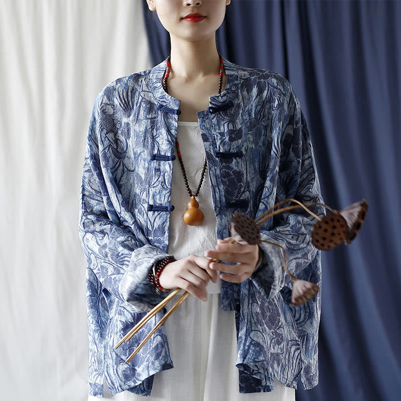 Camisa de lino con ramio y manga larga con diseño retro de flores blancas y azules y botones de rana de Buddha Stones - image 19
