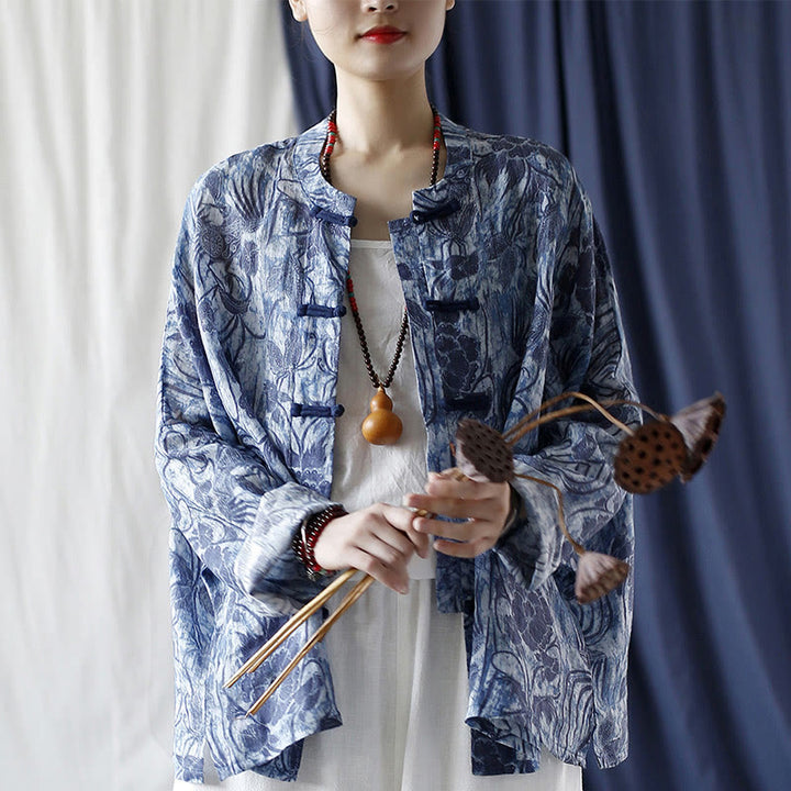 Camisa de lino con ramio y manga larga con diseño retro de flores blancas y azules y botones de rana de Buddha Stones - image 19