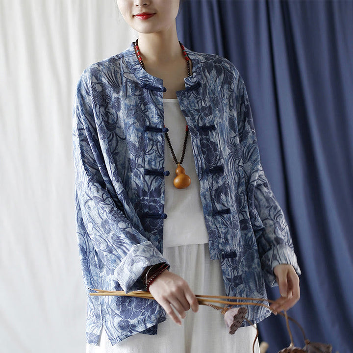 Camisa de lino con ramio y manga larga con diseño retro de flores blancas y azules y botones de rana de Buddha Stones - image 22