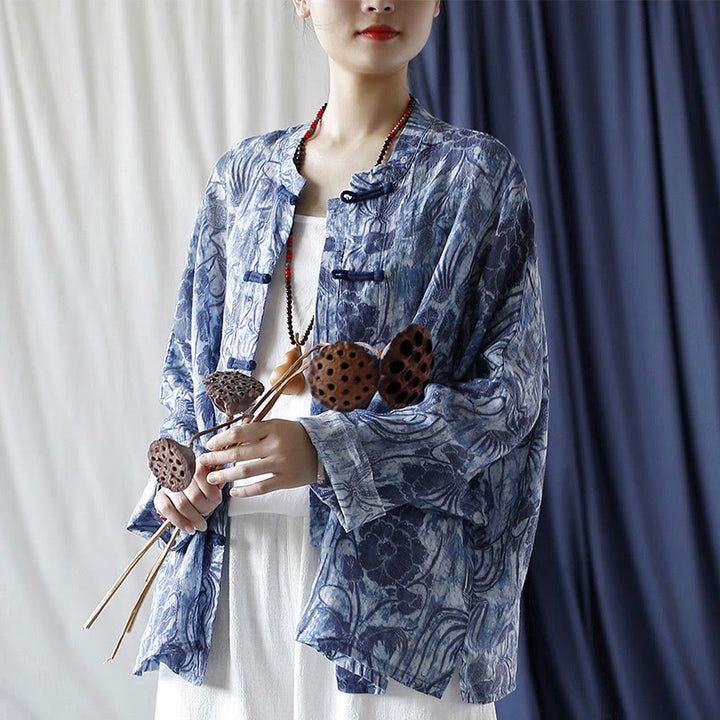 Camisa de lino con ramio y manga larga con diseño retro de flores blancas y azules y botones de rana de Buddha Stones - image 26