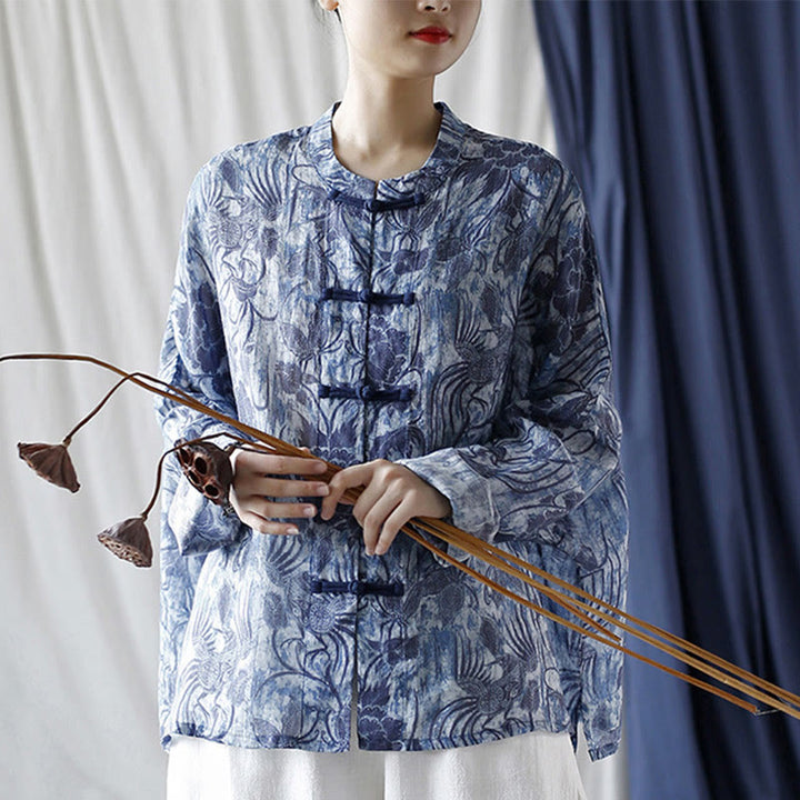 Camisa de lino con ramio y manga larga con diseño retro de flores blancas y azules y botones de rana de Buddha Stones - image 25