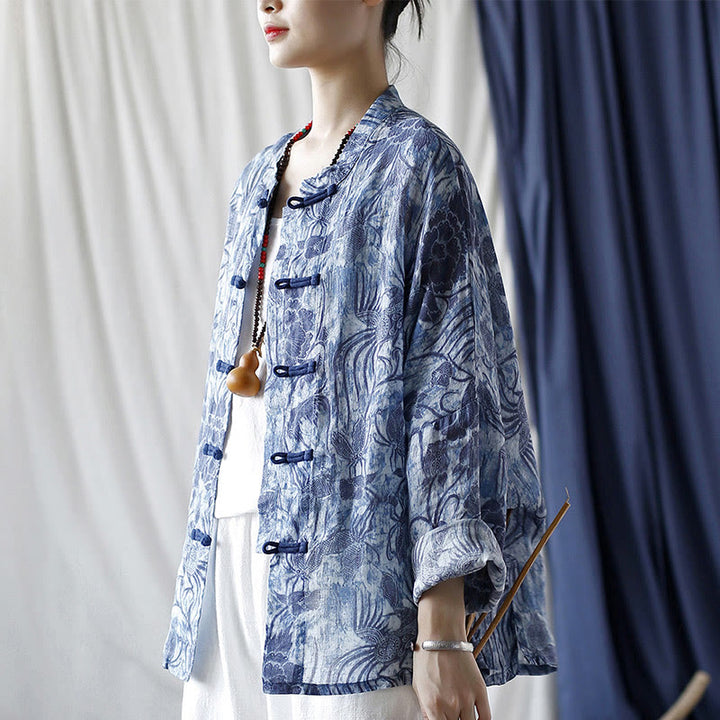 Camisa de lino con ramio y manga larga con diseño retro de flores blancas y azules y botones de rana de Buddha Stones - image 4