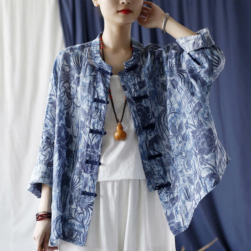 Camisa de lino con ramio y manga larga con diseño retro de flores blancas y azules y botones de rana de Buddha Stones - image 5