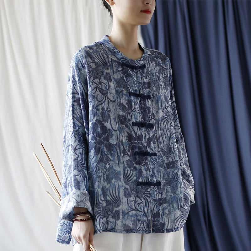 Camisa de lino con ramio y manga larga con diseño retro de flores blancas y azules y botones de rana de Buddha Stones - image 6
