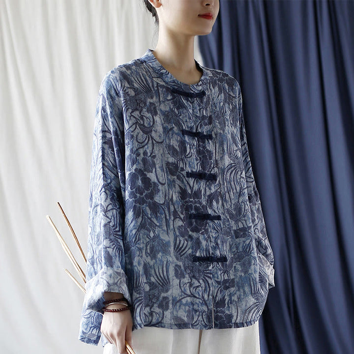 Camisa de lino con ramio y manga larga con diseño retro de flores blancas y azules y botones de rana de Buddha Stones - image 6