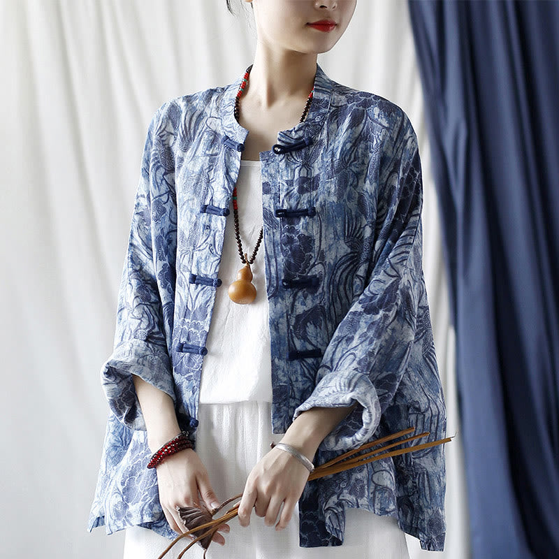Camisa de lino con ramio y manga larga con diseño retro de flores blancas y azules y botones de rana de Buddha Stones - image 27