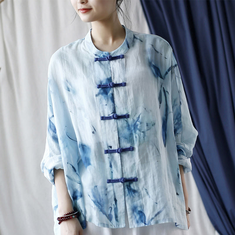 Camisa de lino con ramio y manga larga con diseño de flores azules teñidas con efecto tie-dye y Buddha Stones