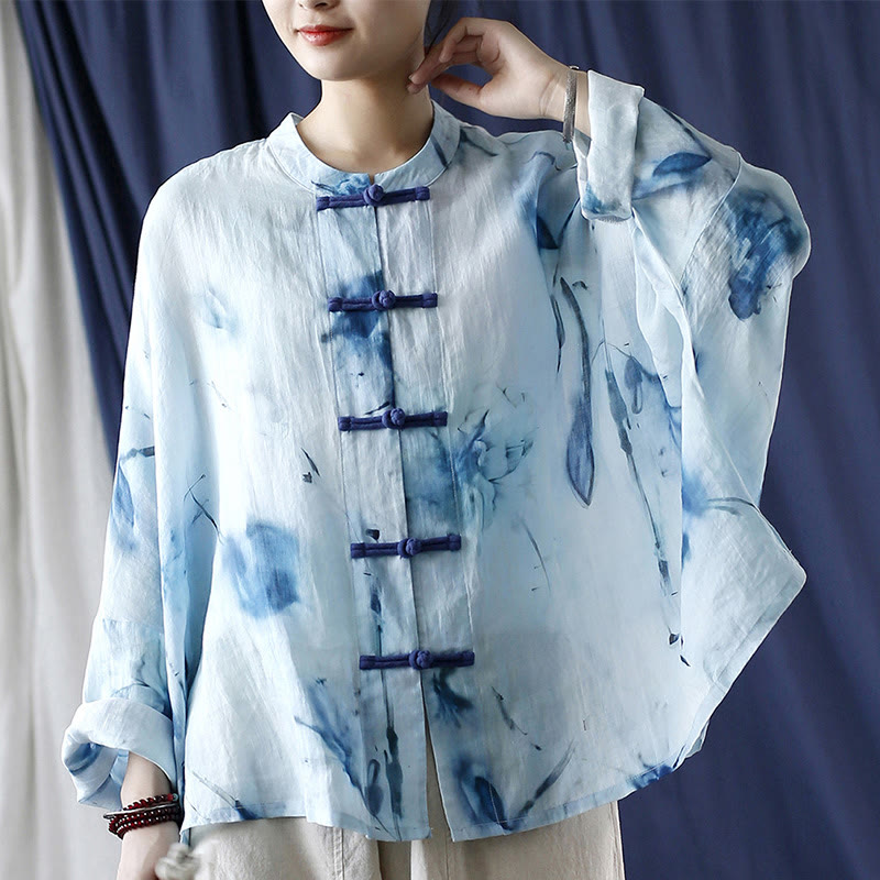 Camisa de lino con ramio y manga larga con diseño de flores azules teñidas con efecto tie-dye y Buddha Stones