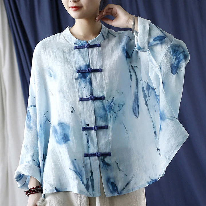 Camisa de lino con ramio y manga larga con diseño de flores azules teñidas con efecto tie-dye y Buddha Stones